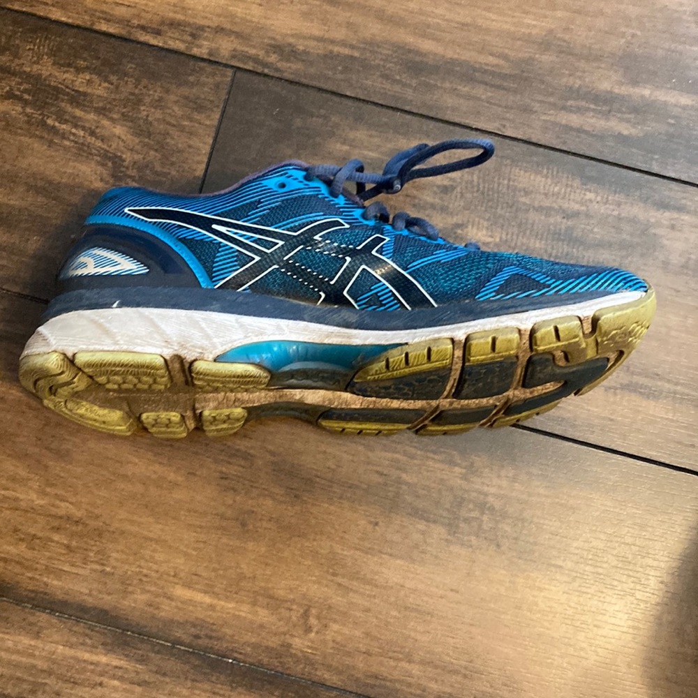 ☮️☮️☮️Womens ASICS sneakers hood shape no holes on the bottoms ☮️☮️☮️ 9/10